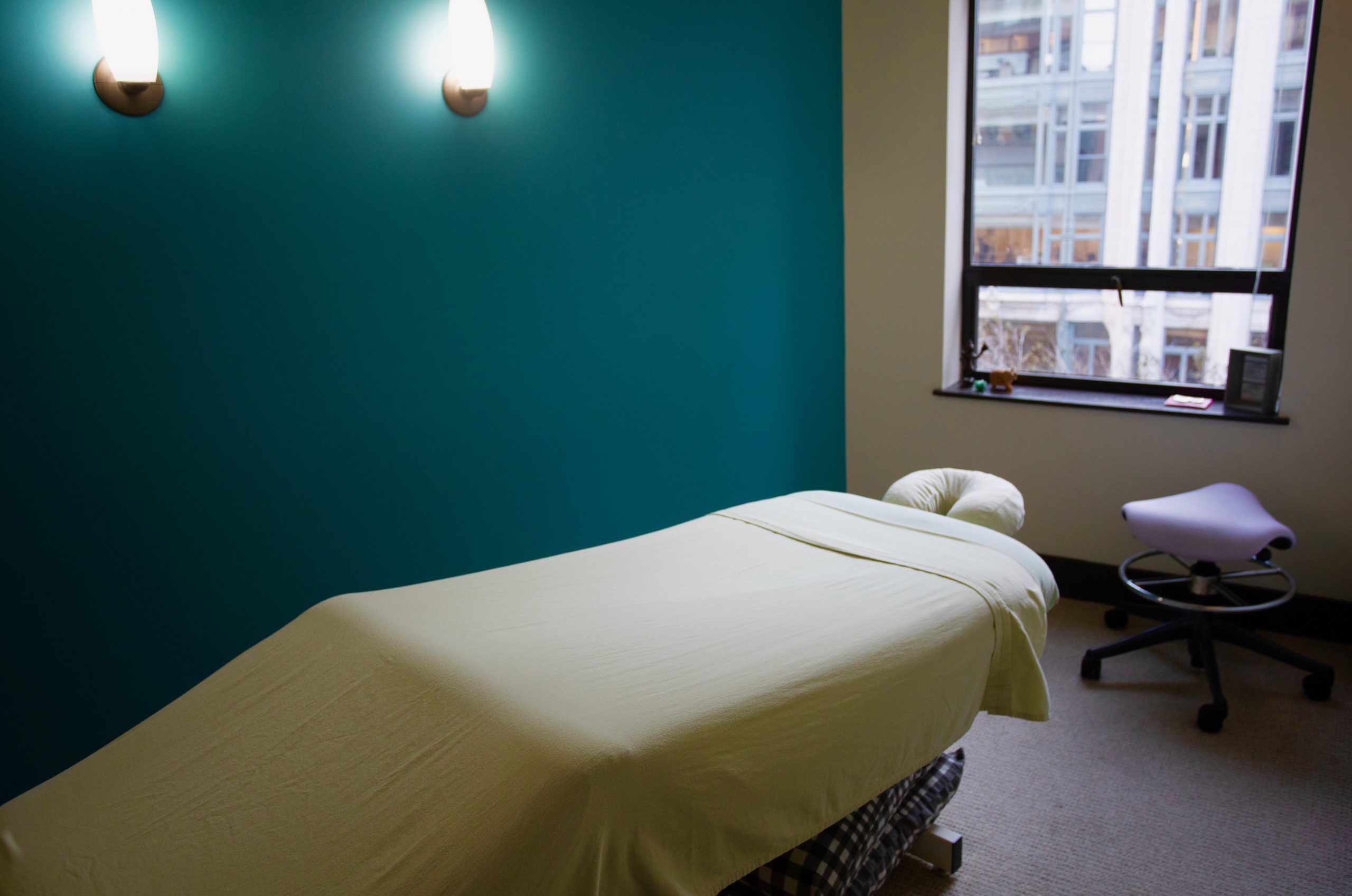 Massage table and treatment room